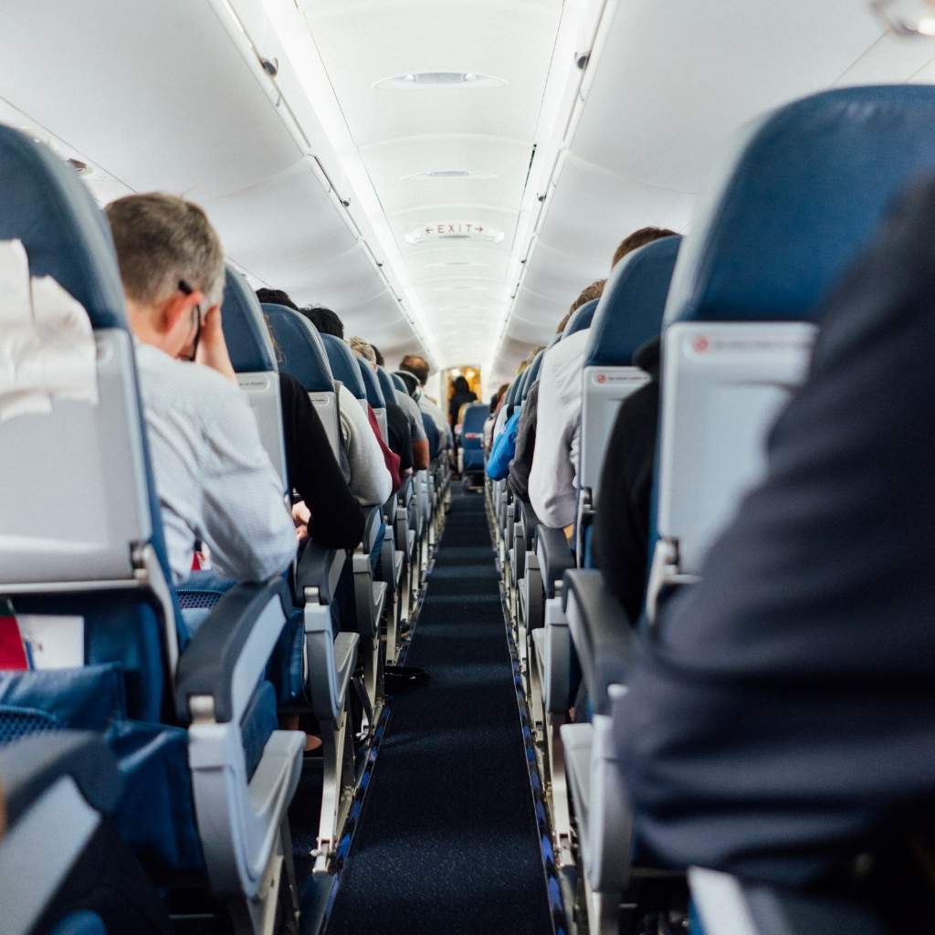 can I take a safety razor on a plane